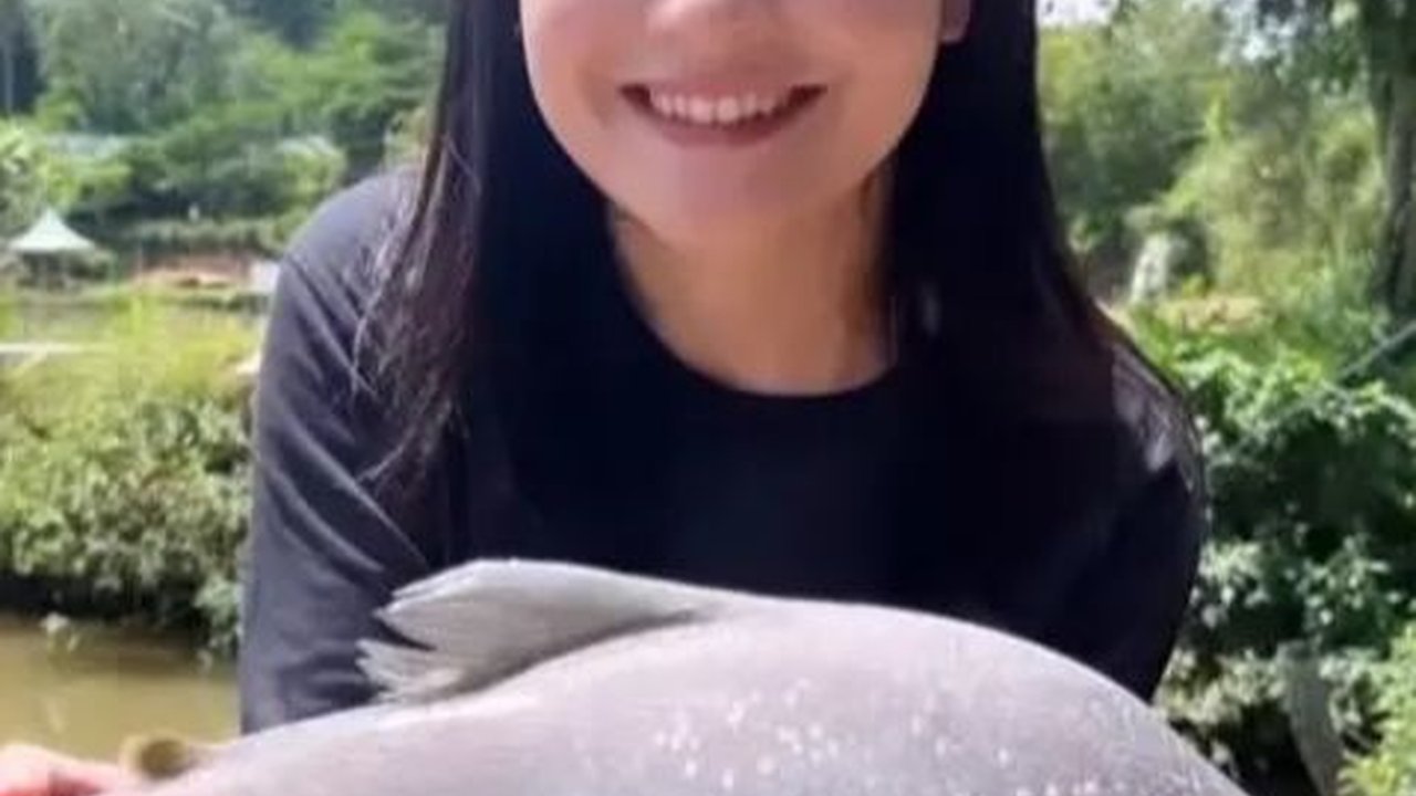 Potret Prilly Latuconsina Mancing di Empang, Dapat Ikan Gede Banget
