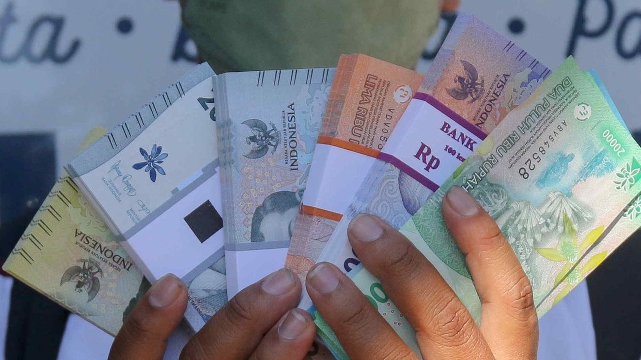 FOTO: Antusiasme Warga Serbu Penukaran Uang di Pasar Tebet Barat Jelang Lebaran