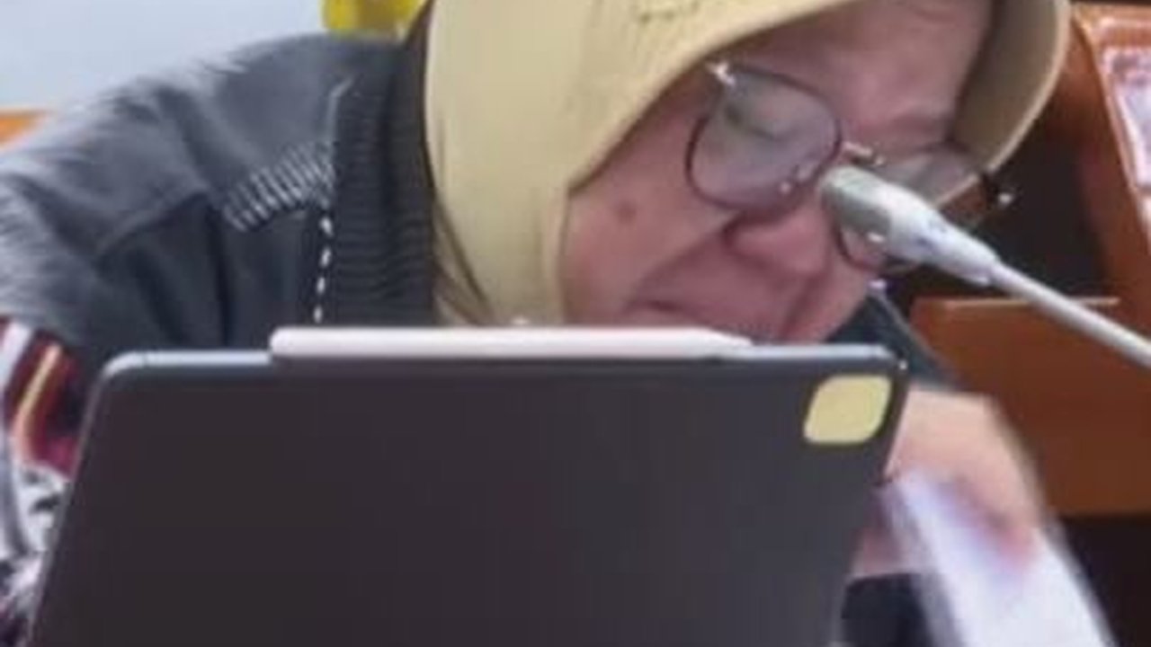 Mensos Risma Nangis Dengar Kesusahan Warga saat Rapat dengan Komisi VIII DPR RI