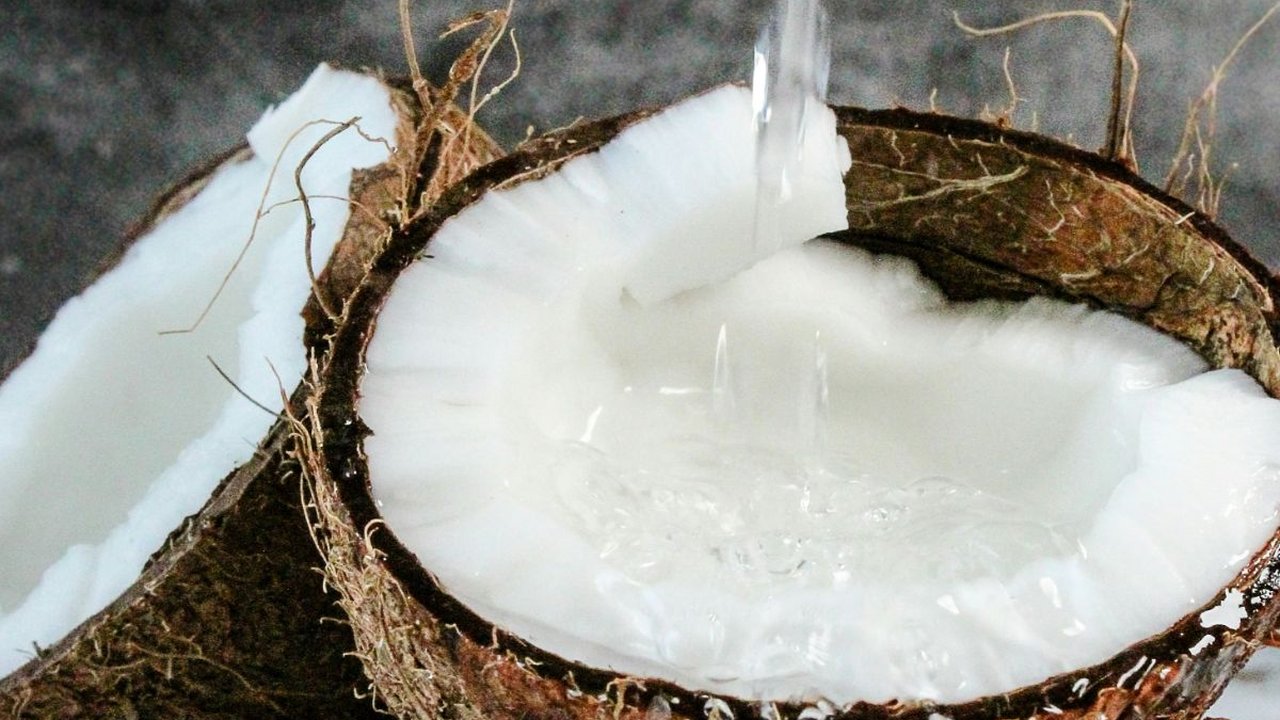 Bukan Hanya Segar, Air Kelapa Juga Diklaim Mampu Turunkan Darah Tinggi