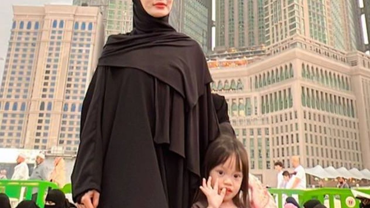 Bikin Pangling Penampilan Cantik Zaskia Gotik, Dalam Balutan Hijab Merasa Dirinya Lebih Kalem