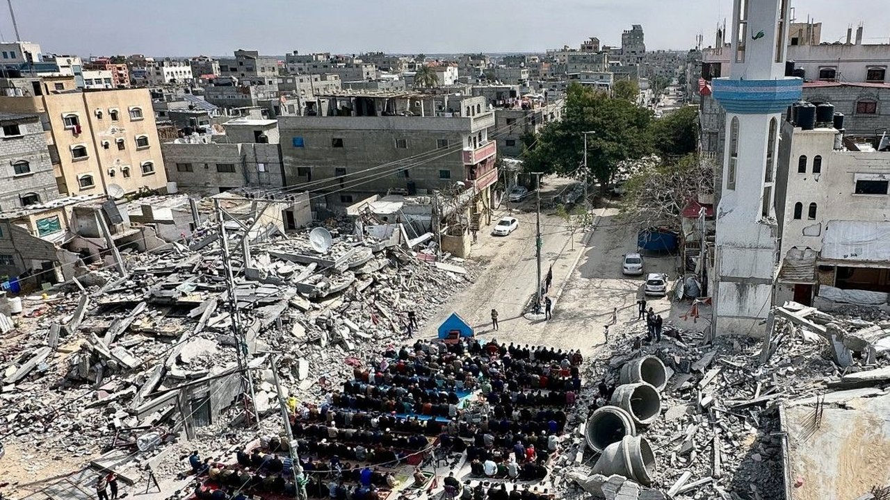 FOTO: Ketabahan Warga Palestina di Rafah Menjalankan Ibadah Salat Jumat di Dekat Masjid yang Hancur Dibom Israel
