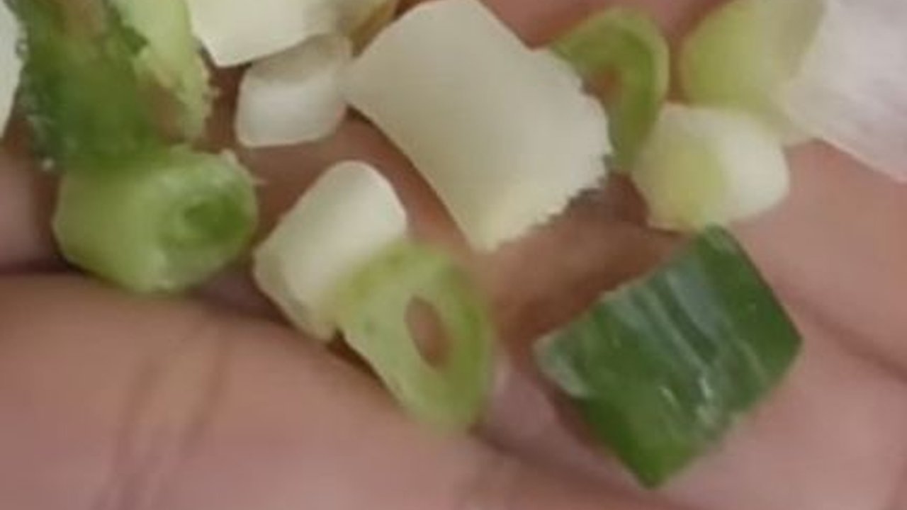 Tetap Awet dan Tidak Bau Berbulan-bulan, Ini Cara Praktis Simpan Daun Bawang di Kulkas