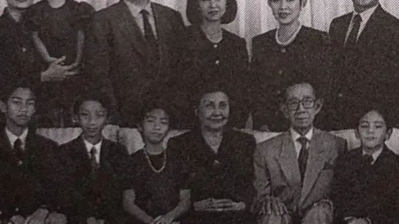 Foto Lawas Keluarga Besar Soemitro Djojohadikoesoemo yang Jarang Terekspos, Netizen 'Keluarga Kelas Priyayi'
