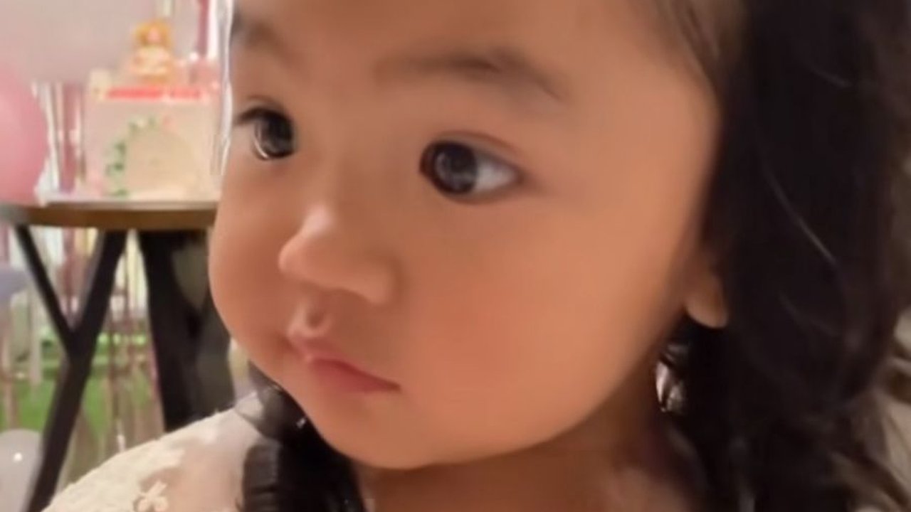 Potret Ultah Ke-2 Xarena Anak Siti Badriah, Digelar Sederhana di Rumah & Penampilan Sang Bocah Semakin Menggemaskan