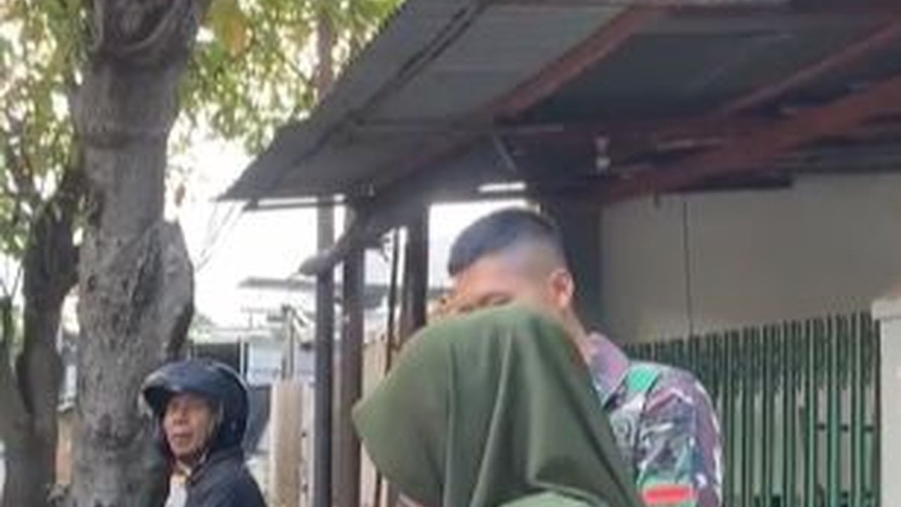 Momen Kompak Prajurit TNI dan Istri Jualan Es di Pinggir Jalan, Kerja Kerasnya jadi Sorotan