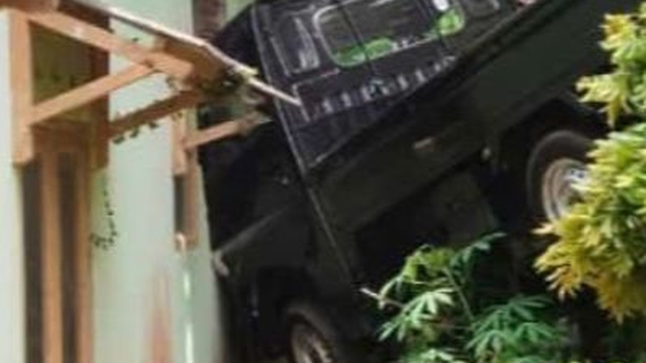 Viral Mobil Tiba-Tiba Tabrak Rumah hingga Masuk Kamar, Begini Kondisinya