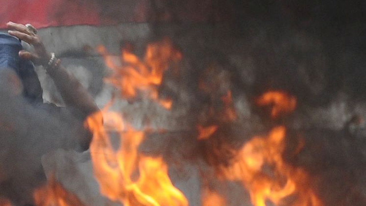 VIDEO: Demo Depan DPR Memanas, Massa Bakar Spanduk Keluarga Presiden Jokowi