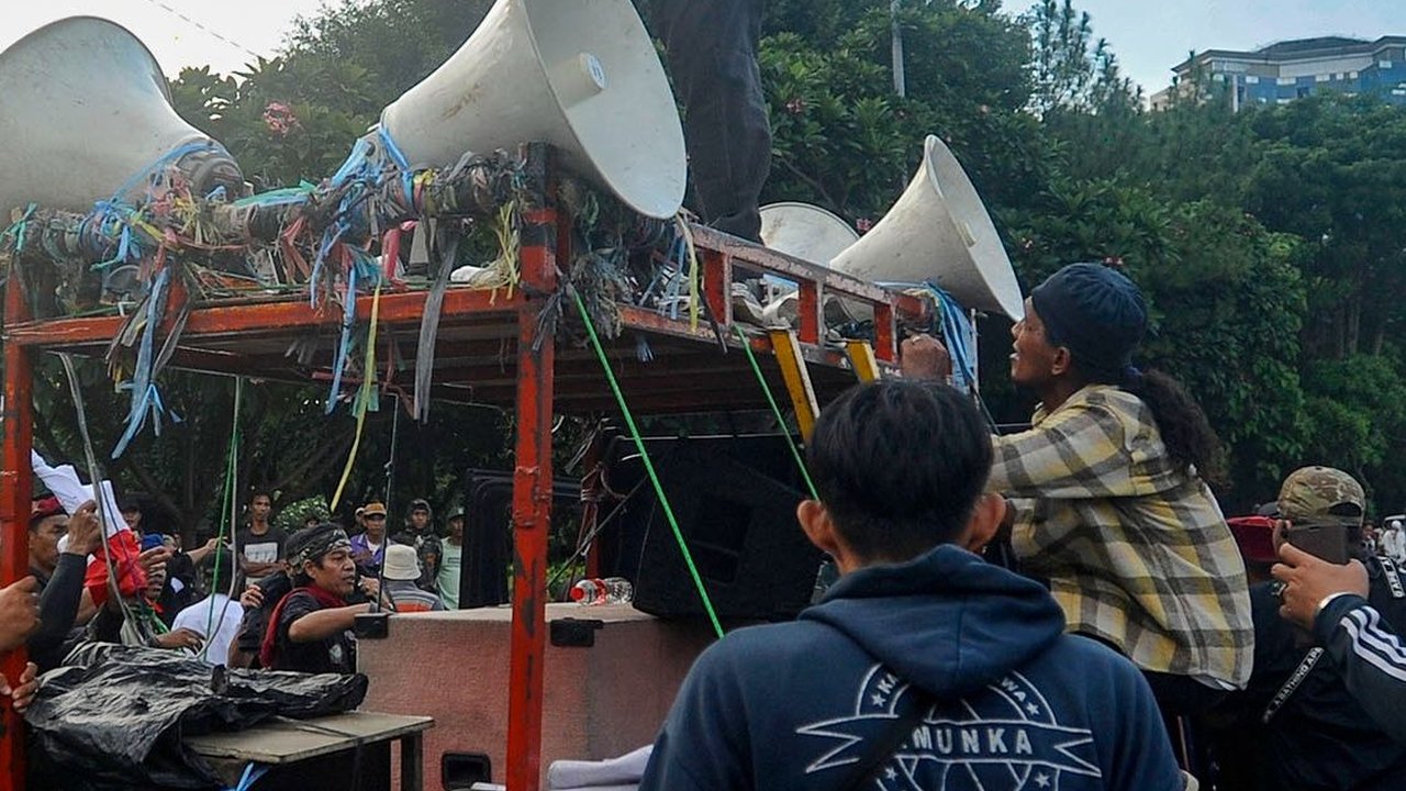 VIDEO: Demo Ricuh Depan DPR Dibubarkan Polisi, Massa Dipukul Mundur