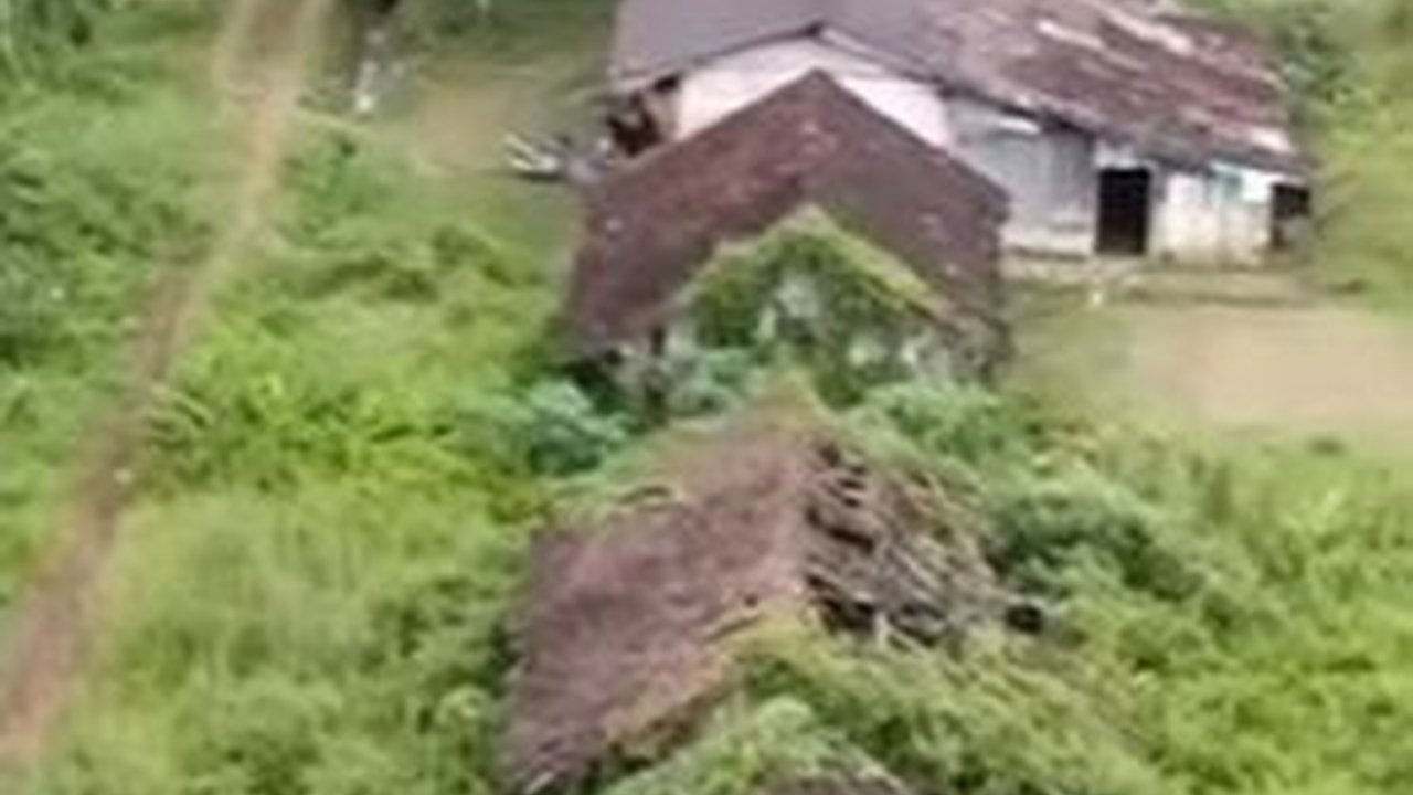 Keluarga di Temanggung Ini Nekat Tinggal Sendiri di Kampung Mati, Dikelilingi Rumah-Rumah Kosong Terbengkalai