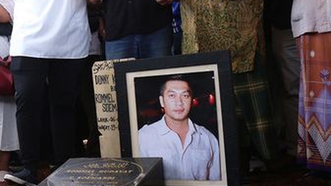 Potret Prosesi Pemakaman Donny Kesuma yang Mengharukan, Mantan Istri Menangis Tersedu