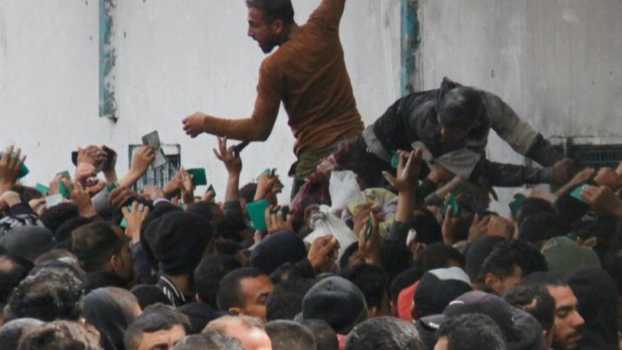FOTO: Potret Pilu Warga Palestina yang Kelaparan Geruduk Gudang PBB untuk Berebut Bantuan