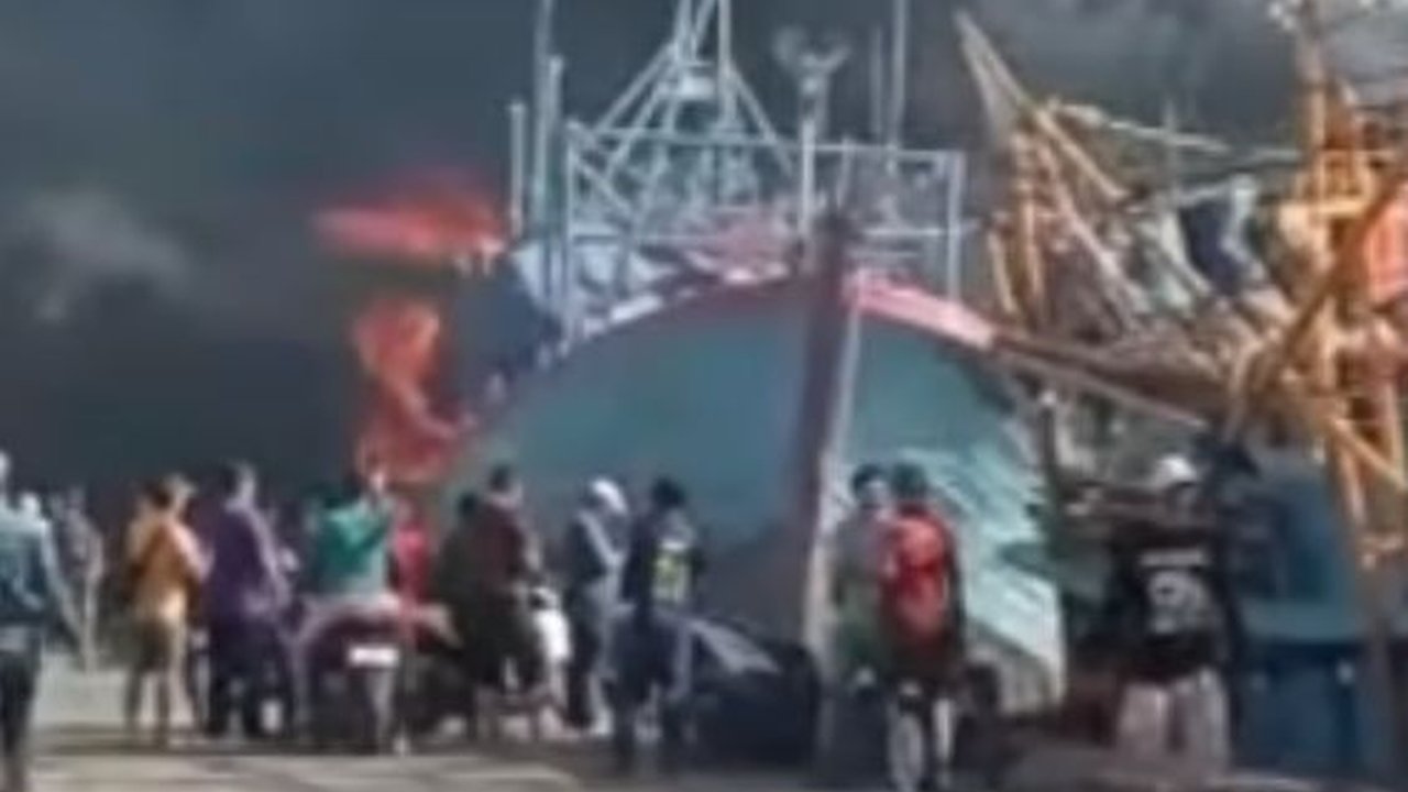 2 Kapal Motor Terbakar di Pelabuhan Muara Baru Jakarta Utara
