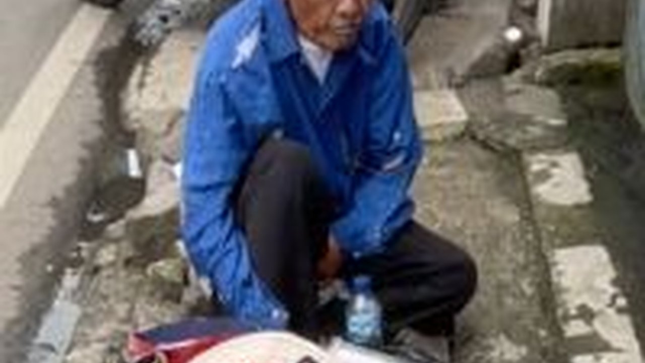 Kisah Sulitnya Rakyat Kecil Mencari Rezeki, Kakek Lansia Harus Menahan Lapar & Minum Air Keran karena Dagangan Tak Laku