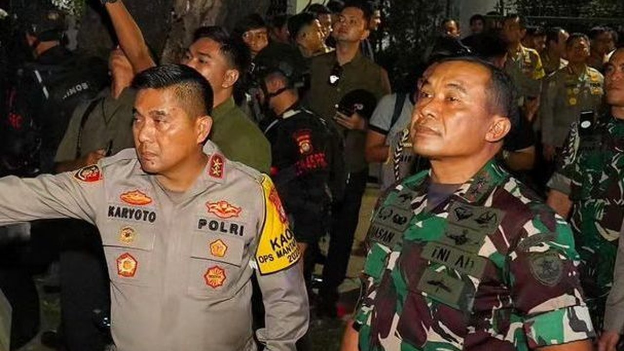 Dua Jenderal di Balik Barikade Kawat Berduri, Turun Tangan saat Pendemo Sampai Malam Aksi di KPU