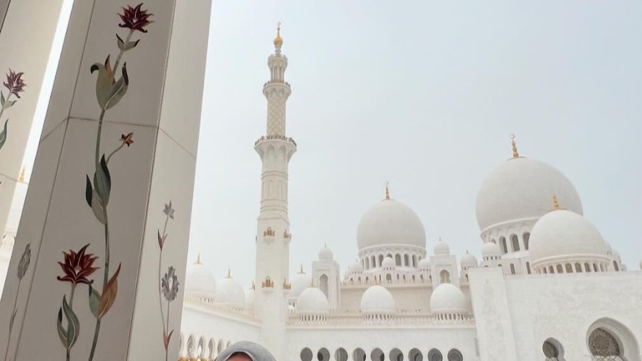 Potret Donna Agnesia Tampil Berhijab saat Berkunjung ke Masjid Agung Sheikh Zayed di Abu Dhabi, Netizen 'Adem Lihatnya'