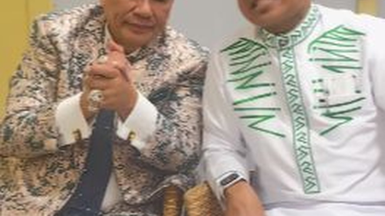 Pertemuan Dua Sahabat Lama Pengacara Super Top dengan Ulama Terkenal, Ditutup Salam Komando