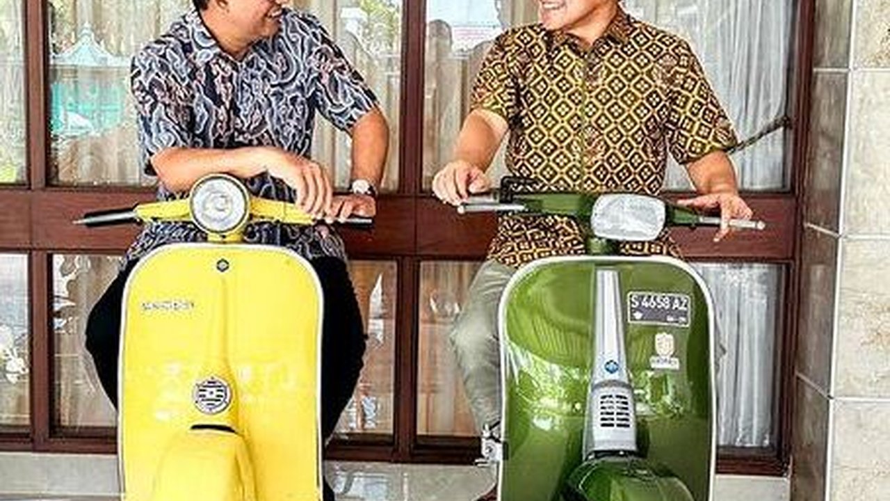 VIDEO: Jelang Pengumuman KPU, Anies-Cak Imin Ngabuburit Naik Vespa Keliling Jakarta