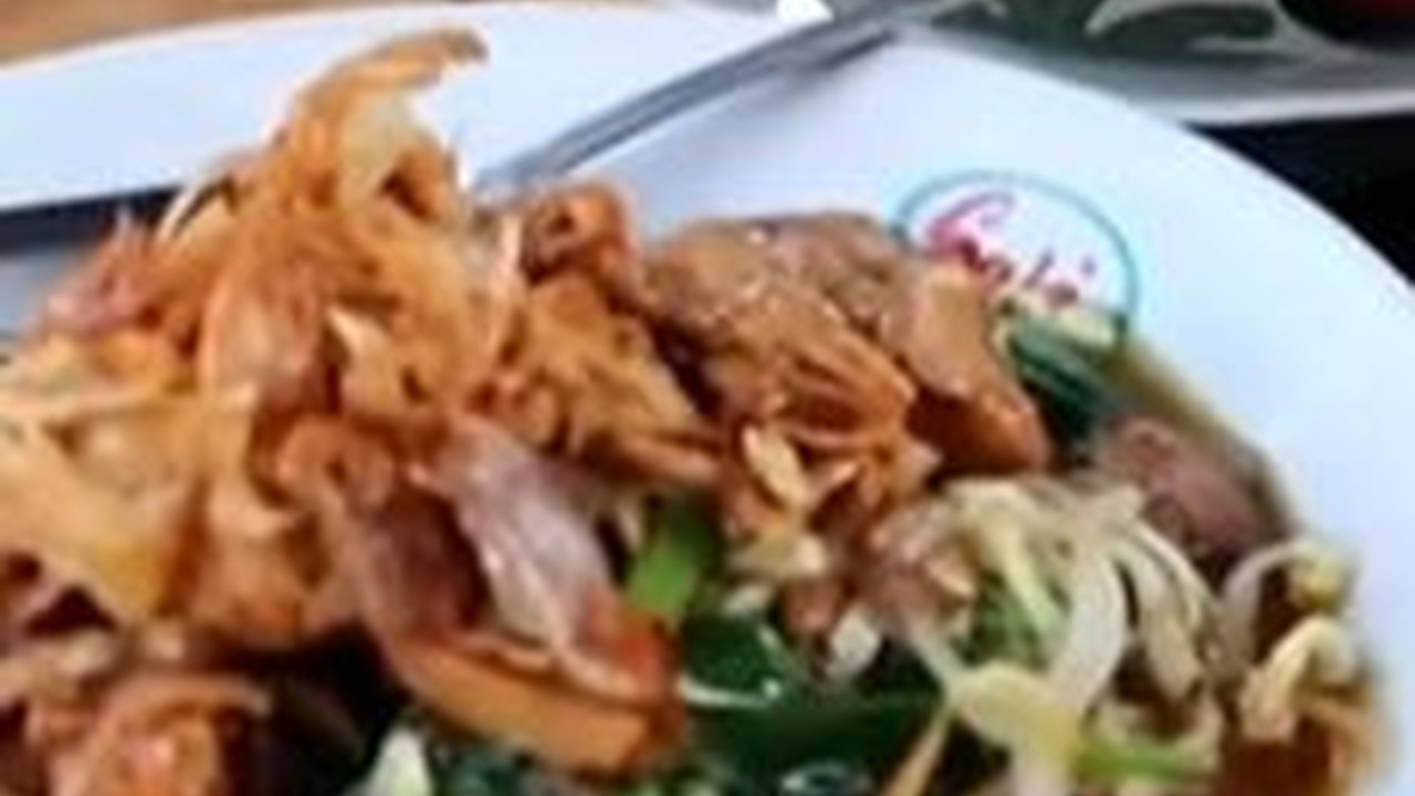 Murah Meriah dan Bikin Ngiler Mi Kangkung Bumbunya Kental, Hanya Rp20 Ribu Per Porsi 'Halal'