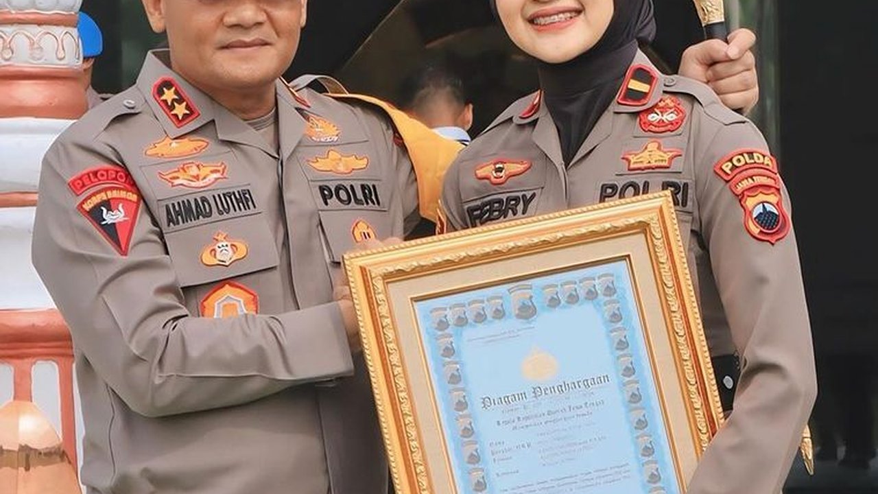 Ipda Febry Polwan Berwajah Imut Terima Penghargaan dari Jenderal Polisi, Penampilannya Berbaret Merah Disorot