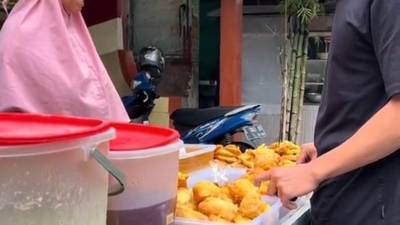 Momen Pria Borong Takjil hingga Penjualnya Menangis Ini Viral, Tuai Pujian