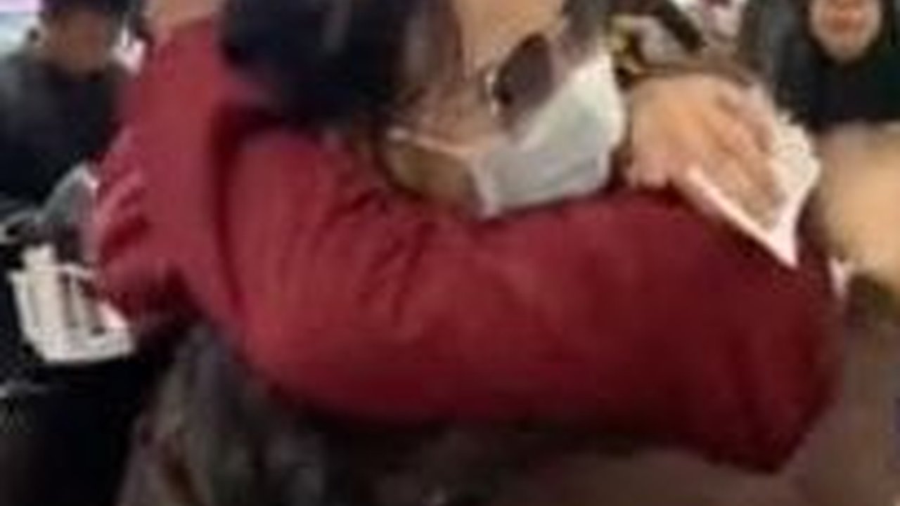 Terpisah 25 Tahun, Wanita Ini Menangis Haru saat Pertama Kali Bertemu Sang Ayah