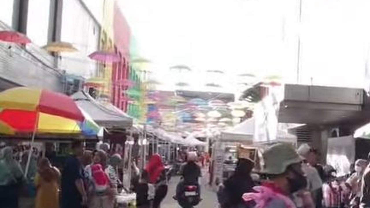 Berburu Takjil Legendaris di Pasar Lama Serang, Ada Kudapan Ketan yang Disantap bersama Daging