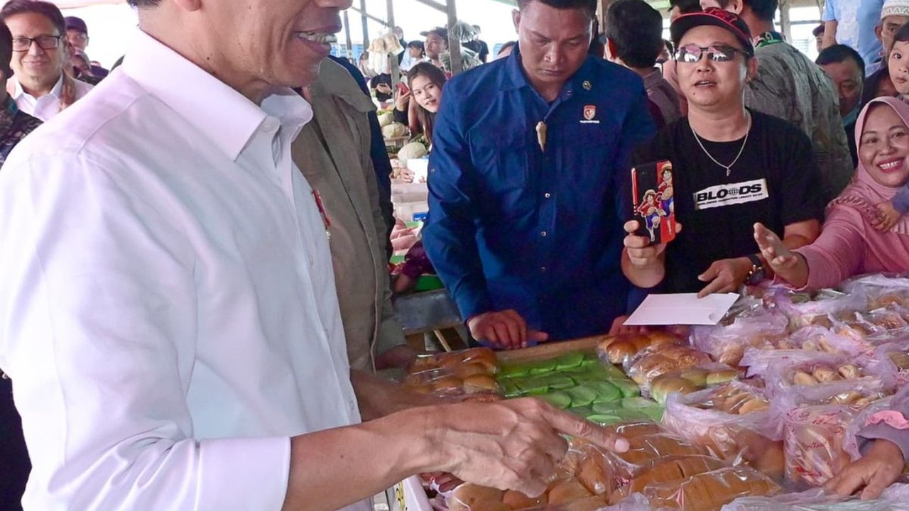 Blusukan di Pasar Sungai Ringin Sekadau, Jokowi Temukan Kenaikan Harga Bahan Pokok