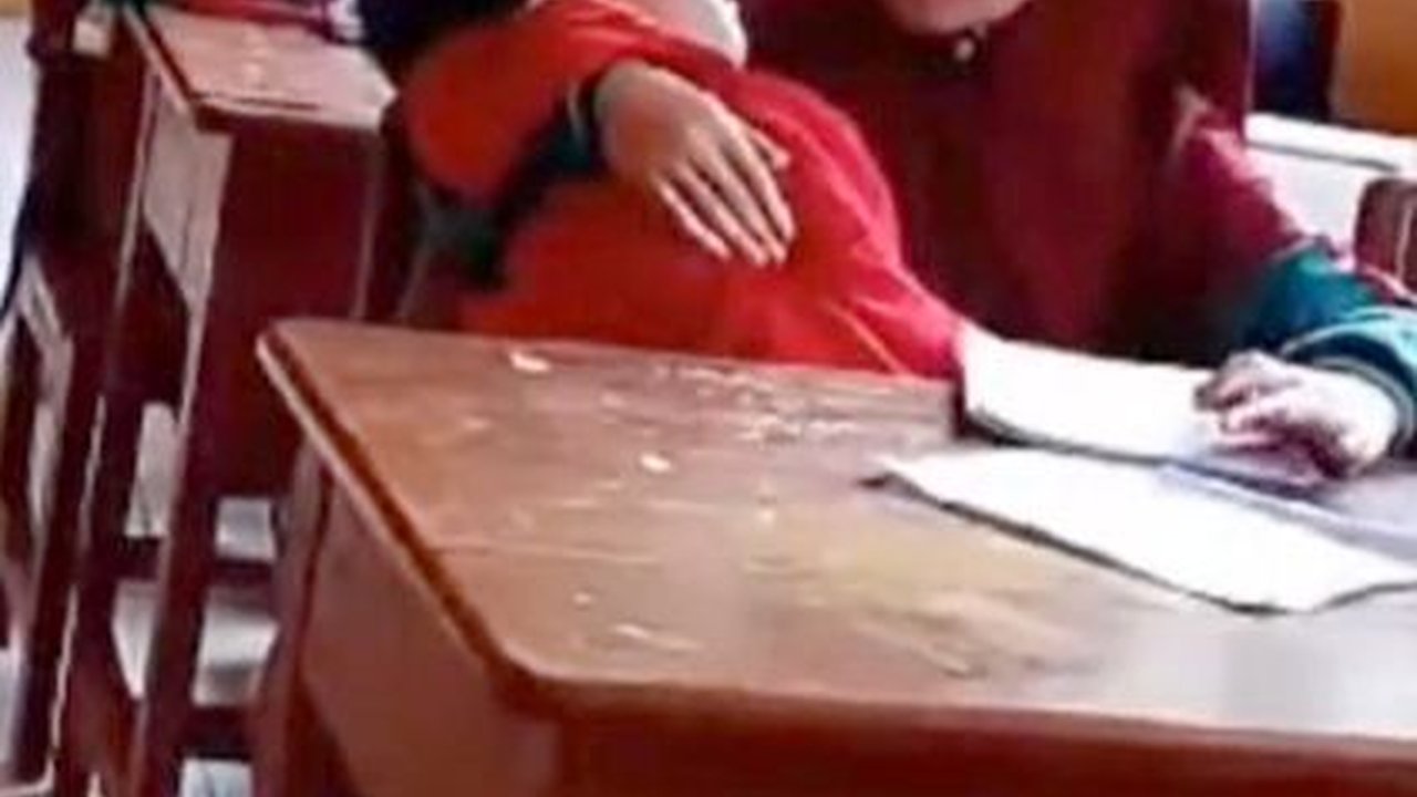 Kisah Haru Siswi di Sinjai Sekolah Sambil Gendong Adik Setelah Ibu Wafat