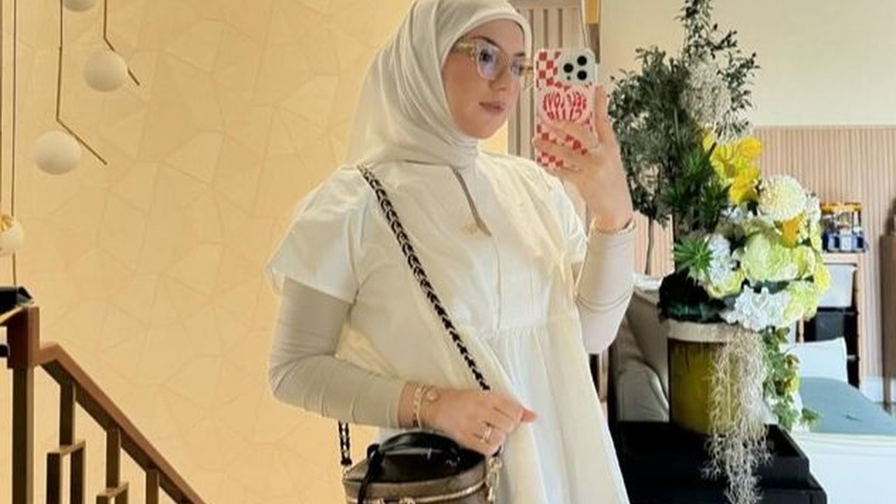 Disebut Pancarkan Aura Kebahagiaan Pasca Bercerai, Intip Potret Terbaru Irish Bella yang Semakin Langsing dan Cantik