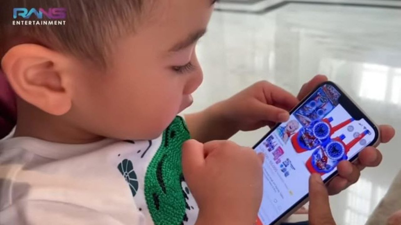 8 Potret Rayyanza Sudah Pintar Belanja Online Sendiri, Sibuk Pilih Mainan yang Disuka