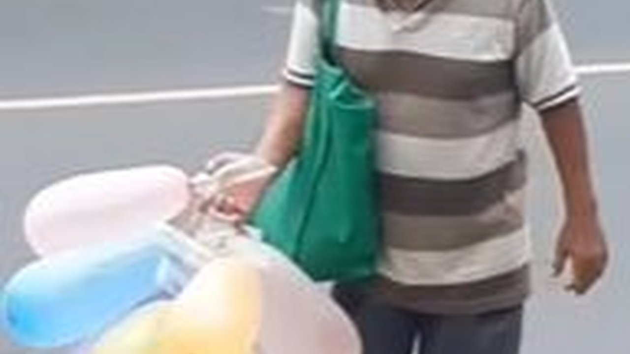 Kisah Pilu Kakek 70 Tahun Sakit Stroke, Tetap Jualan Balon Demi Cukupi Keluarga