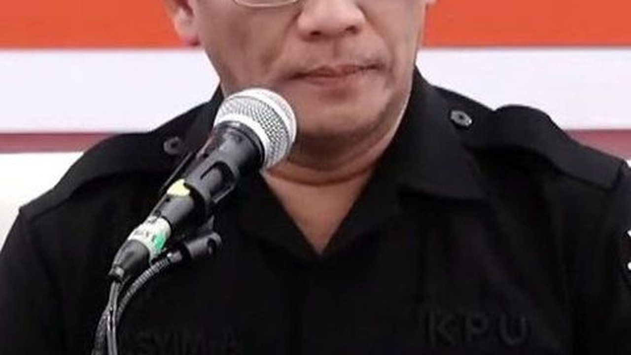 Suara Bergetar Sambil Tahan Tangis saat Umumkan Hasil Pemilu, Ini Sosok Ketua KPU Hasyim Asy'ari