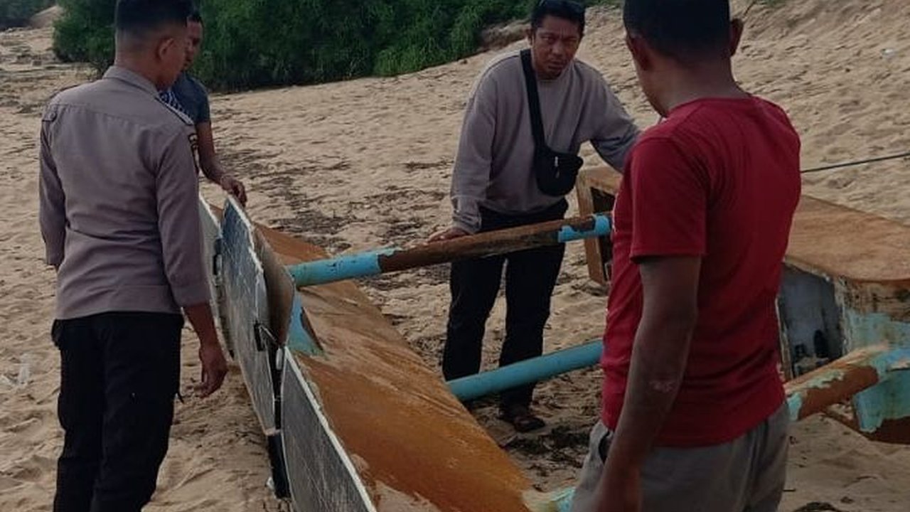 Benda Menyerupai Bangkai Kapal Berisi Ratusan Kitab Suci Berbahasa Somali Ditemukan di Rote Ndao