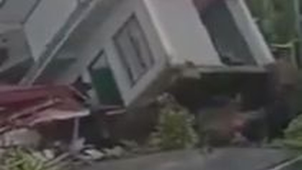 Viral Video Jalan Terbelah Akibat Gempa Tuban, Ini Faktanya