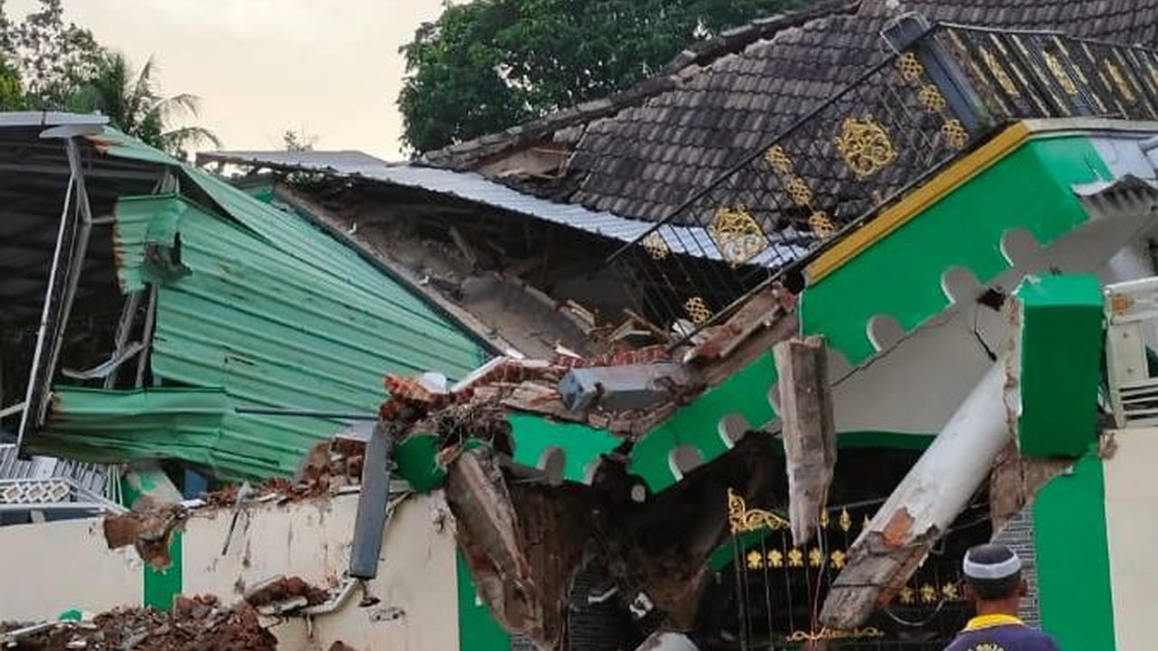 Masjid di Bawean Ambruk akibat Gempa Tuban