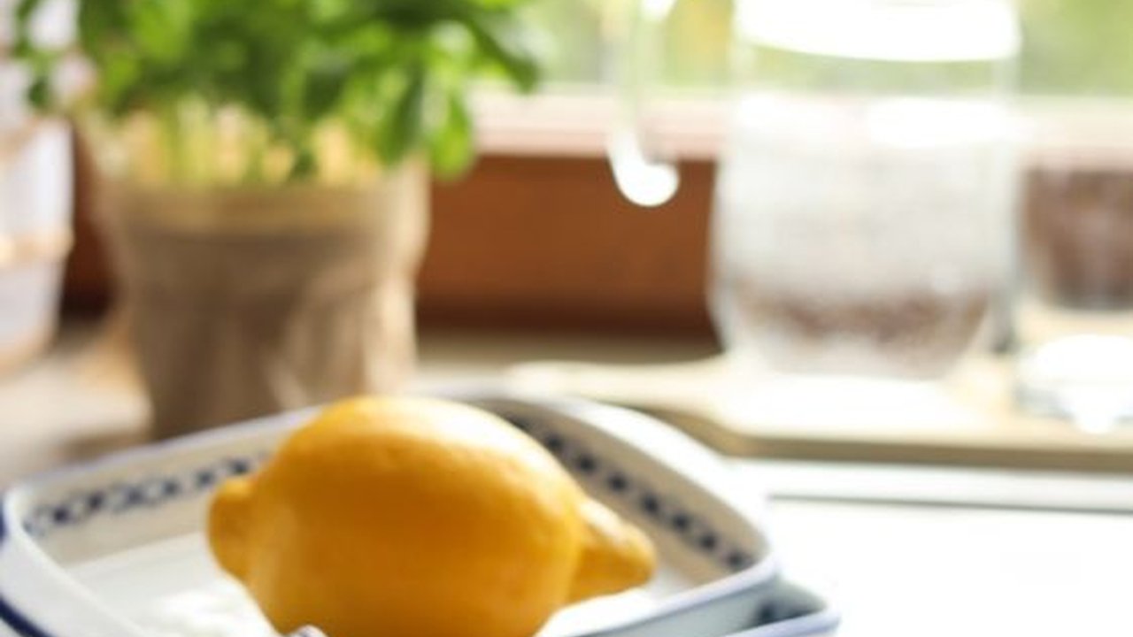 4 Life Hack Lemon Mudah yang Bikin Dapur Ibu Jadi Semakin Kinclong, Penasaran?