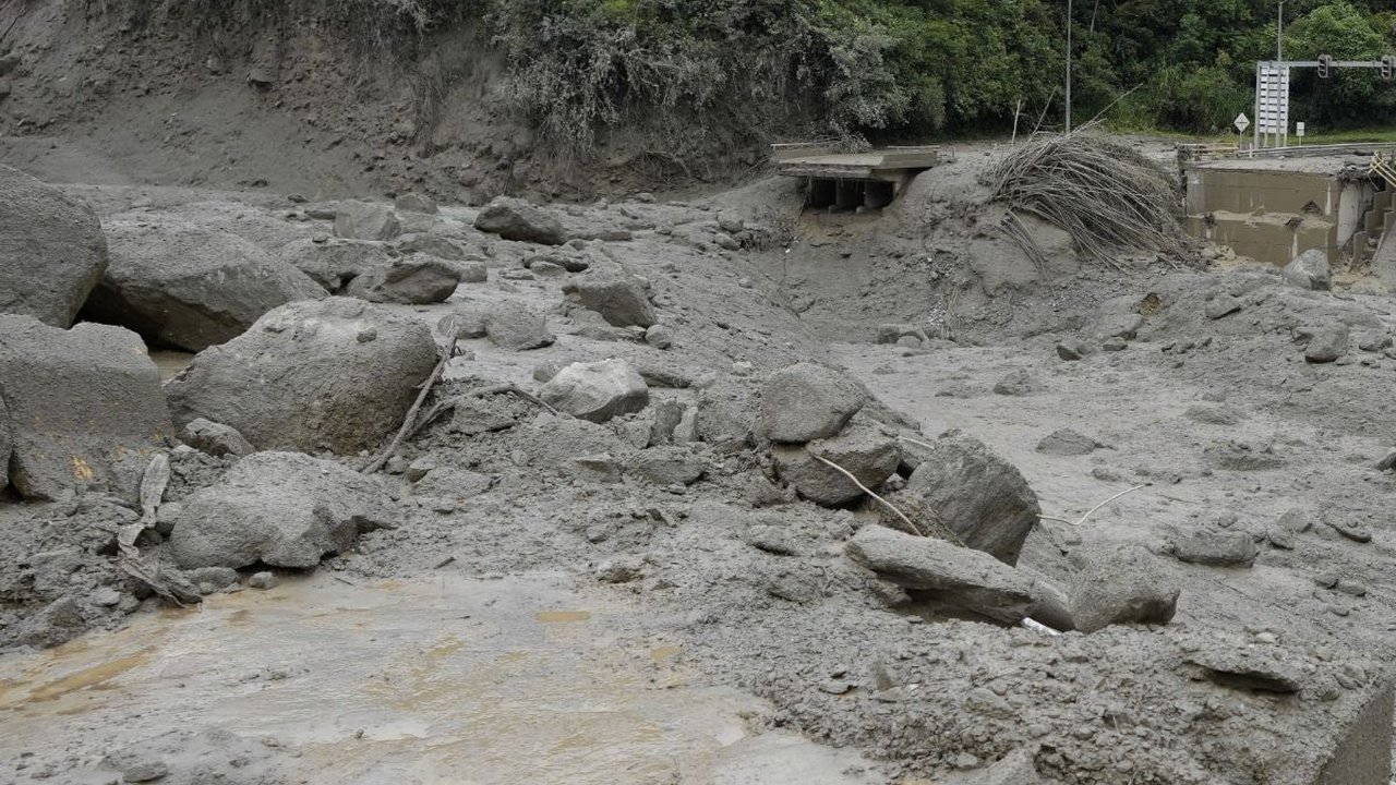 Lumpur Menyembur di Bledug Cangkring Grobogan, Terkait Gempa Tuban?