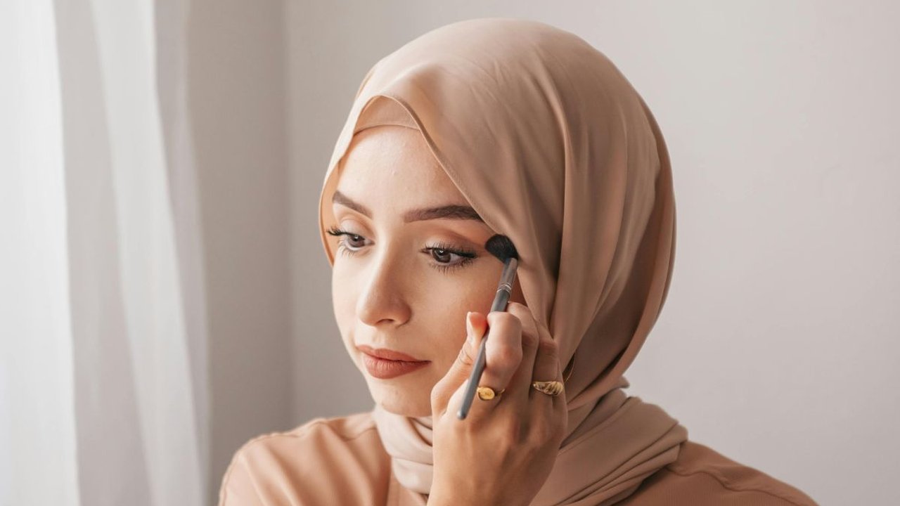 5 Tips Sederhana Tetap Cantik saat Lebaran, Makeup Flawless Tanpa Luntur ke Hijab
