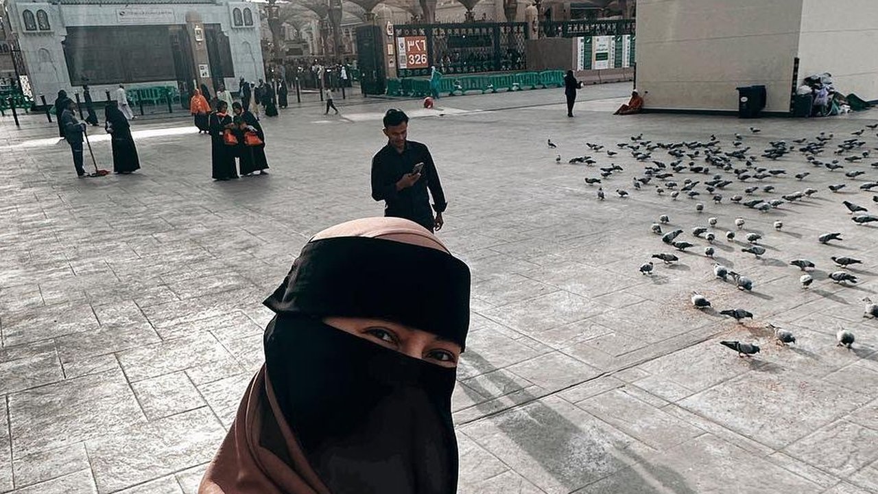 MasyaAllah! 8 Foto Paula Verhoeven Tampil Bercadar saat Umrah ke Tanah Suci di Bulan Ramadan, Bikin Pangling