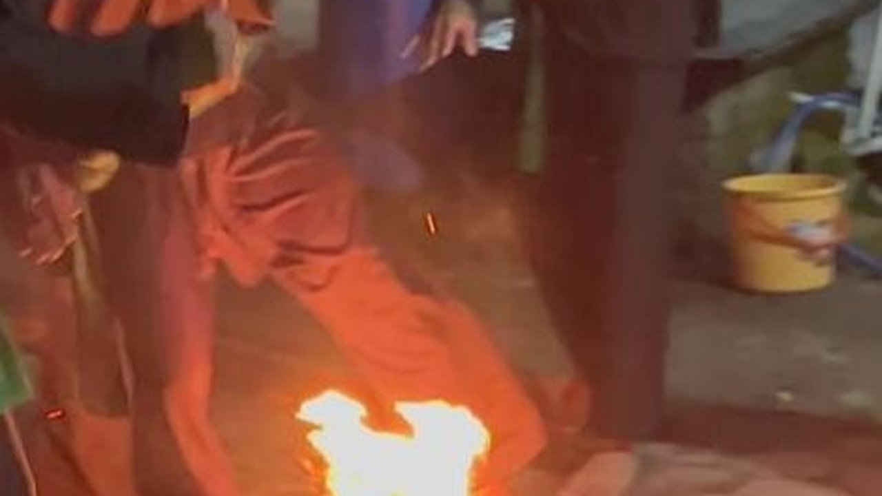 Tradisi Sepak Bola Api ala Santri di Mojokerto, Ternyata Ini Rahasianya
