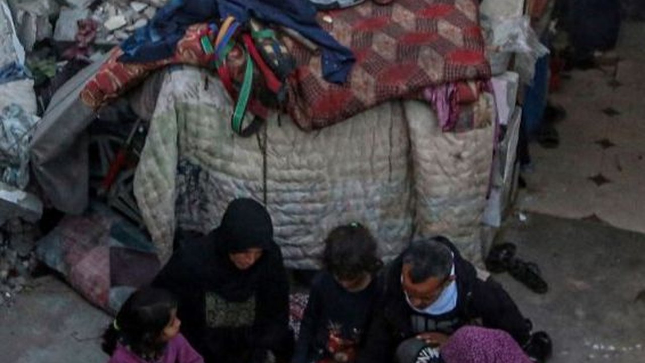 FOTO: Kisah Rabaya, Keluarga Palestina yang Pilih Bertahan dan Menikmati Buka Puasa Ramadan Dikelilingi Bangunan Hancur di Rafah