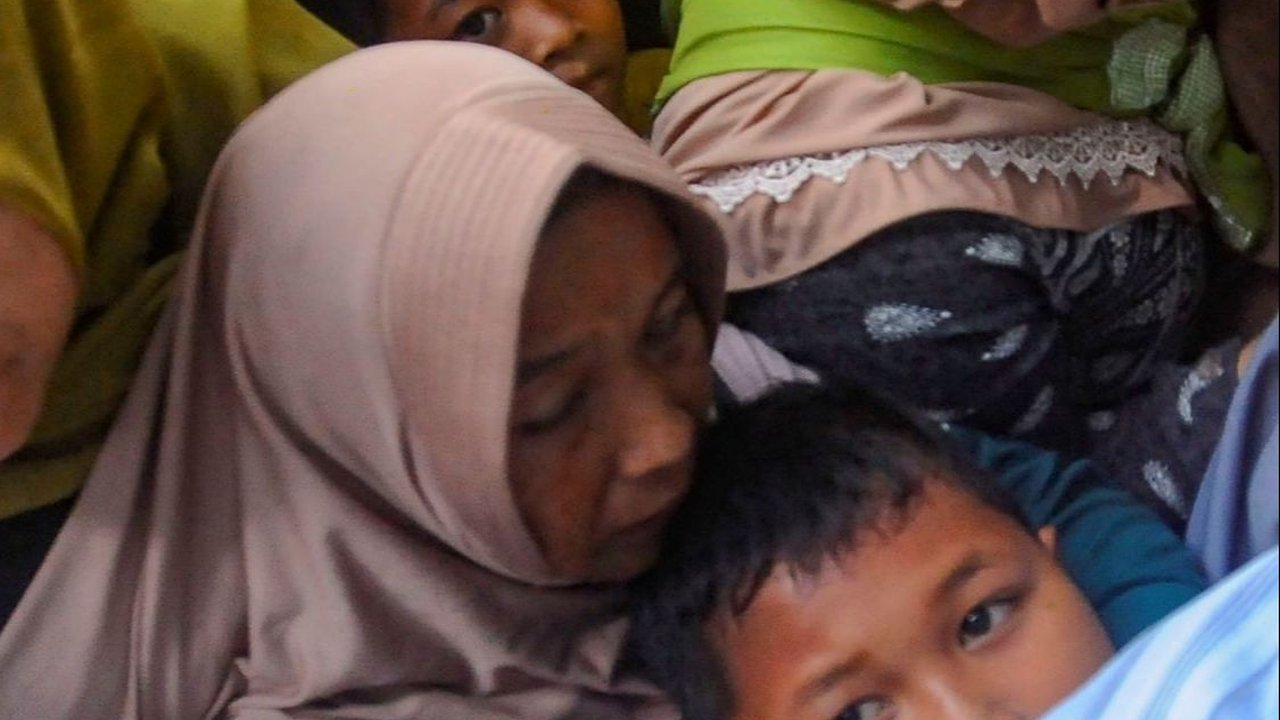 FOTO: Orang Dewasa hingga Anak-Anak Desak-Desakan Berebut Antrean Takjil Gratis di Pemda Kabupaten Bogor