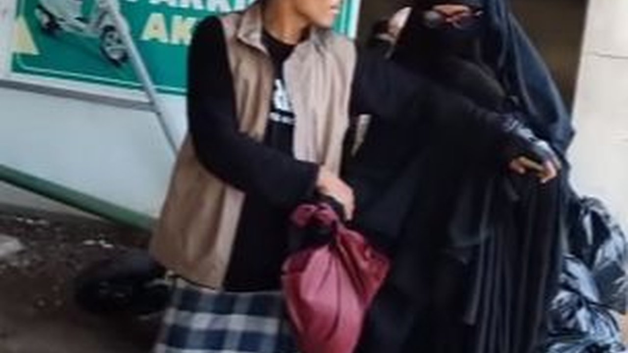 Pria Tampil Serba Hitam Bercadar Bikin Wanita Kaget, Langsung Istighfar Pas Lihat Wujud Aslinya