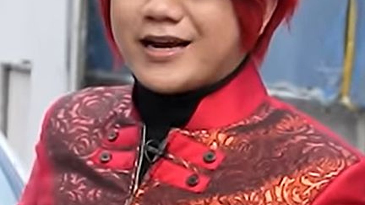 Momen Pensulap Merah Buka Puasa Pakai Gorengan dan Es Podeng di Pinggir Jalan