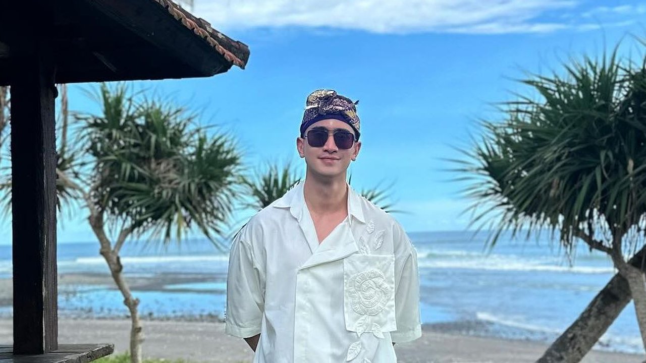 Berdarah Bali, Potret Verrell Bramasta Kenakan Pakaian Adat Bersama Ibu dan Neneknya, Netizen 'MasyaAllah Mas Dewan'