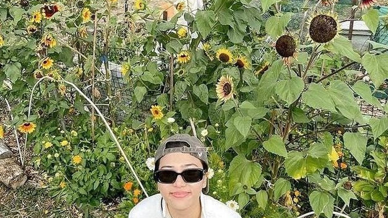 Potret Seru Isyana Sarasvati Asyik Panen Tomat di Kebun Kai Milik Sang Kakak di New Zealand