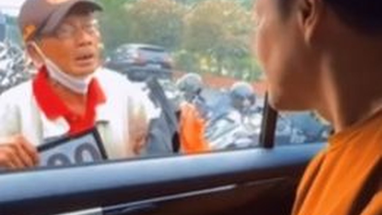 Kisah Pak Alex Pensiun dari Stasiun TV kini Jualan Rempeyek di Pinggir Jalan, Tak Disangka Bertemu Sosok Penting