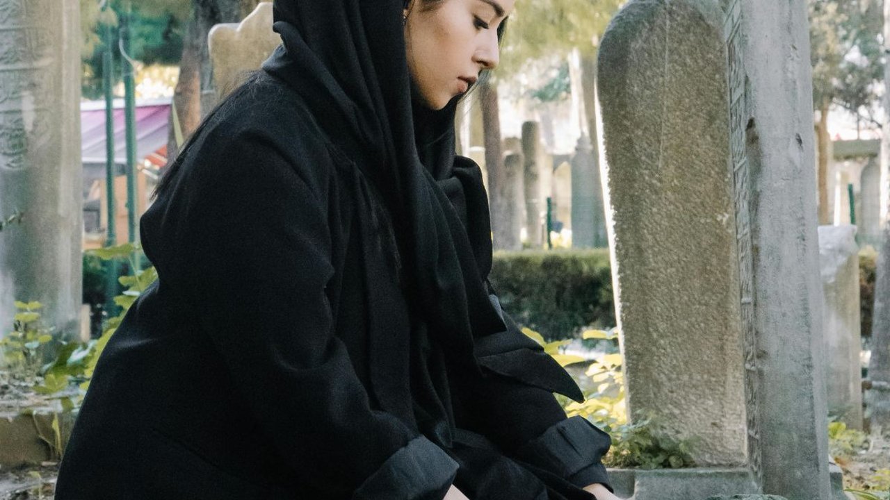 Doa Ziarah Kubur Orang Tua Singkat, Lengkap Arab, Latin, dan Artinya