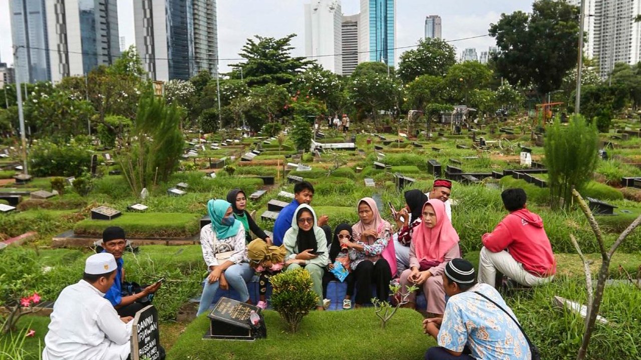 FOTO: Suasana TPU Karet Bivak Ramai Peziarah Jelang Ramadan